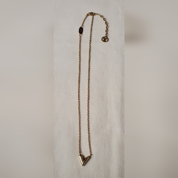 LOUIS VUITTON ESSENTIAL V NECKLACE - Picture 9 of 16